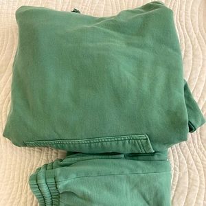 Aritzia boyfriend sweatsuit in green